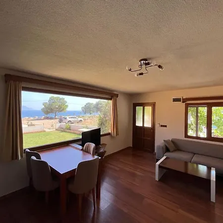 בית נופש Two Bedroom House By The Sea In The Village Of Mazi *